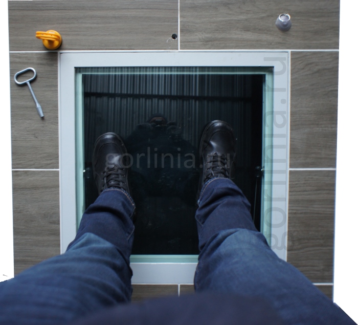 Демонстрируем грузоподъемность стеклянной крышки напольного люка для погреба