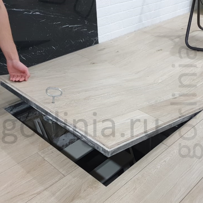 Полузакрытая крышка люка в подвал с плиткой на лицевой стороне